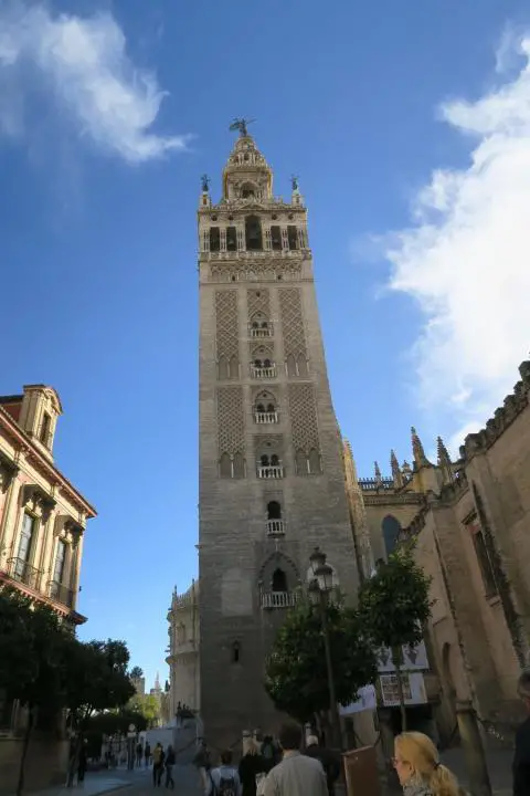 Der Glockenturm Giralda in Sevilla