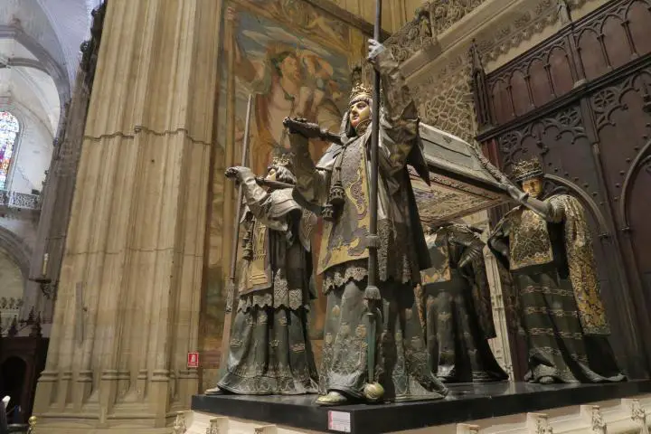 Das Grab von Christoph Columbus in der Kathedrale von Sevilla