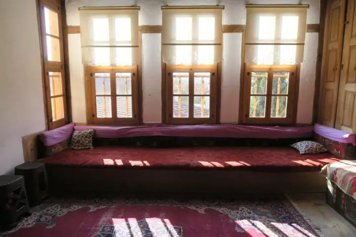 Traditionelles Haus mit großen Fenstern in Yörük Köy