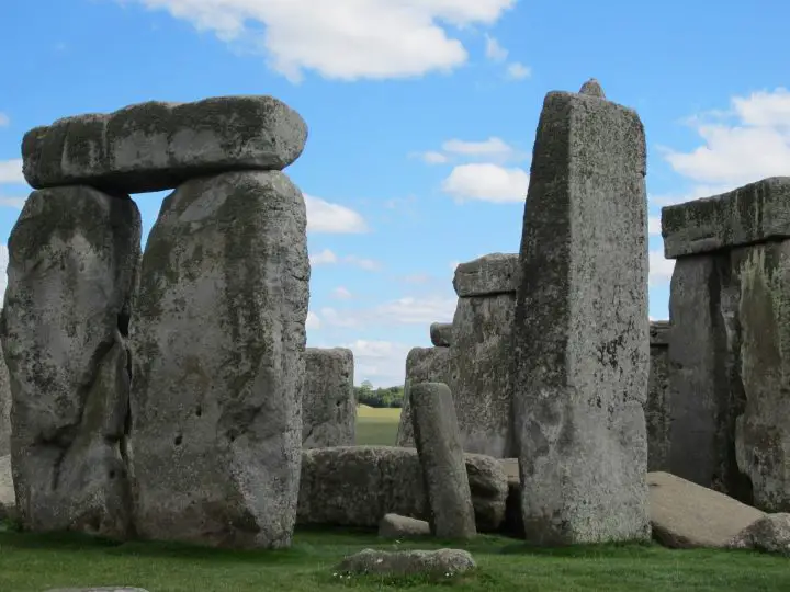 Wie Bauklötze sind die Steine in Stonhenge gestapelt