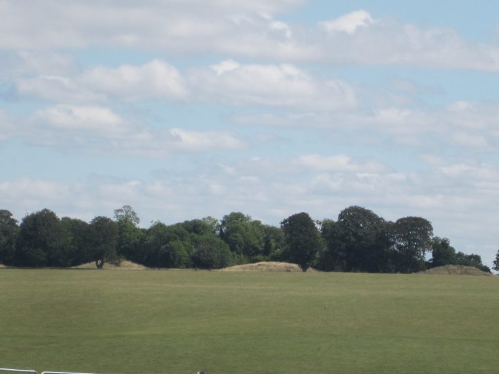 Blick auf die Hügelgräber in der Nähe von Stonehenge