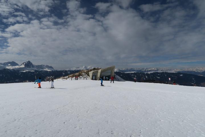 Der Eingang zum MMM Corones auf dem Kronplatz, ohne Ski ins Skigebiet