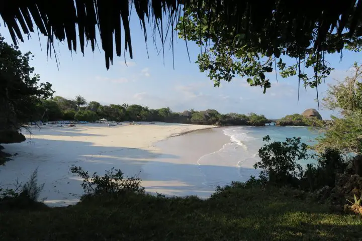 Strand von Chale Island, Kenia mit Kindern