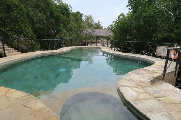 Pool auf Chale Island, Kenia mit Kindern