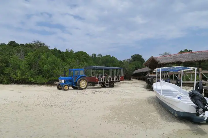 Traktor nach Chale Island, Kenia mit Kindern