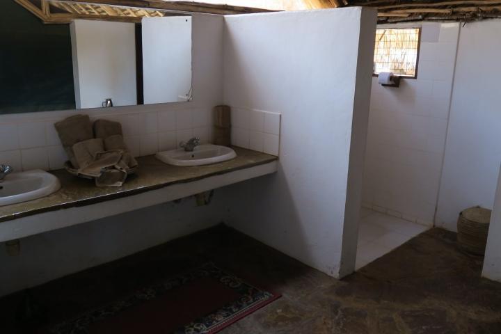 Bad im Epiya Chapeyu Camp, Kenia mit Kindern