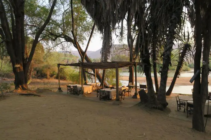 Terrasse im Epiya Chapeyu Camp, Tsavo Ost, Kenia mit Kindern