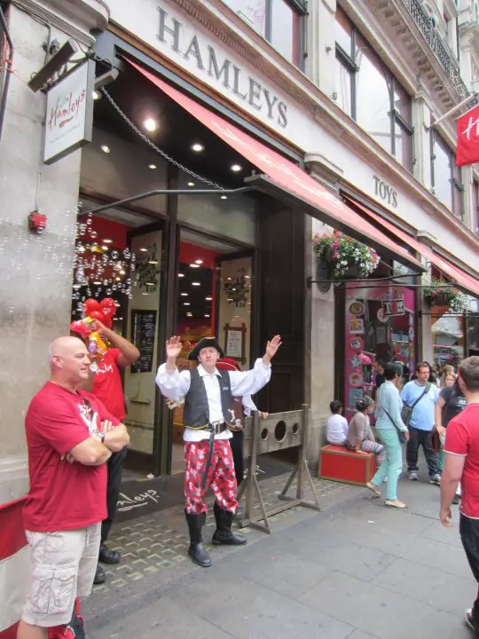 Shopping in London Spielzeuggeschäft Hamley's in London