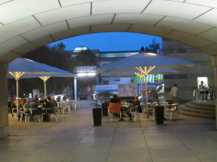 Was für ein lauer Herbstabend - alle Tische auf der Terrasse vor dem Kammertheater bei der Staatsgalerie Stuttgart sind besetzt