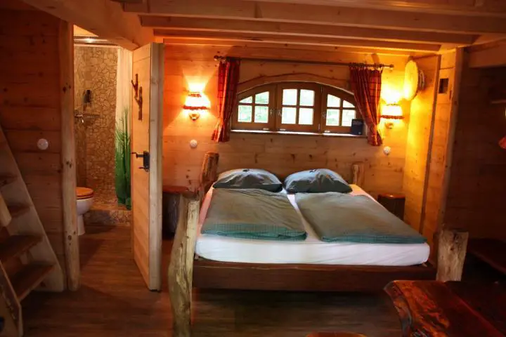 Schlafzimmer im Baumhaus in Tripsdrill, #placetobw