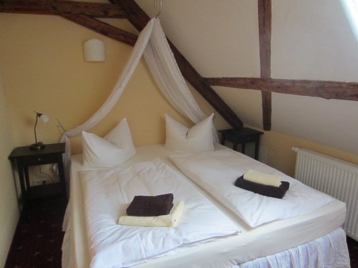 Schlafzimmer mit Himmelbett im Rittergut Positz