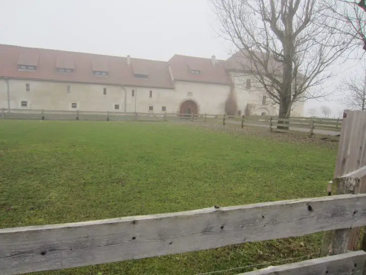 Außenansicht Rittergut Positz - ein nebliger Tag in Thüringen