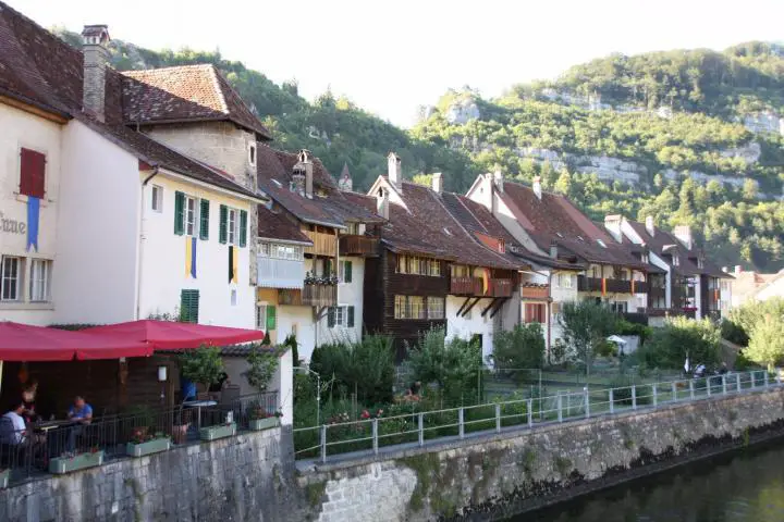 Mittelalterliche Häuser am Doubs in Saint Ursanne, Jura & Drei-Seen-Land, Schweiz