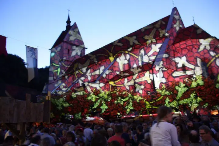 Lichtinstallation an der Kirche von Saint Ursanne, Jura & Drei-Seen-Land, Schweiz