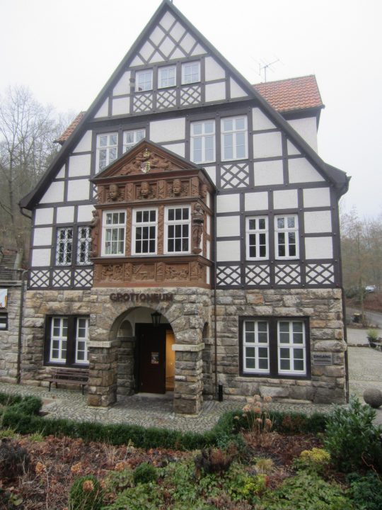 Ein schönes altes Fachwerkhaus beherbergt das Grottoneum der Feengrotten in Saalfeld