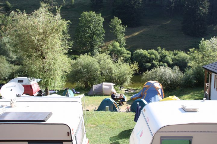 Tariche - der Blick aus dem Fenster auf den Fluss Doubs und den Campingplatz