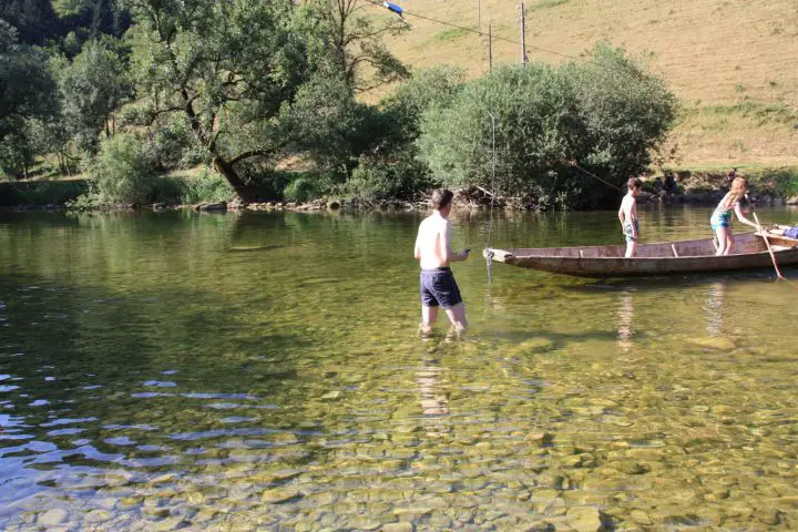 Riesenspass für Kinder: In Tariche mit dem Boot über den Fluss Doubs stochern