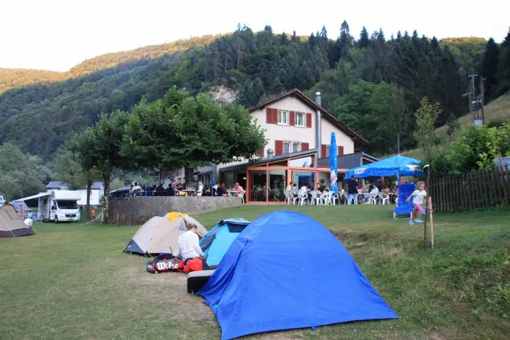 Das Ferienzentrum Tariche liegt in einem Tal bei Saint Ursanne im Schweizer Jura & Drei-Seen-Land