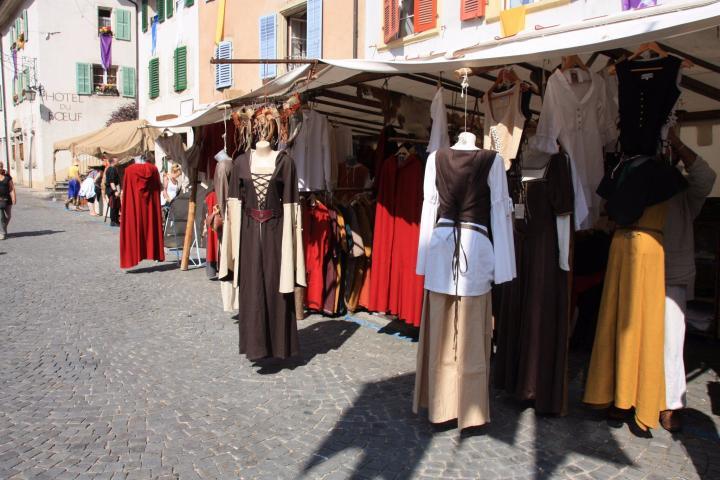 Mittelalterliche Kleidung auf dem Mittelaltermarkt von Saint Ursanne, Jura & Drei-Seen-Land, Schweiz