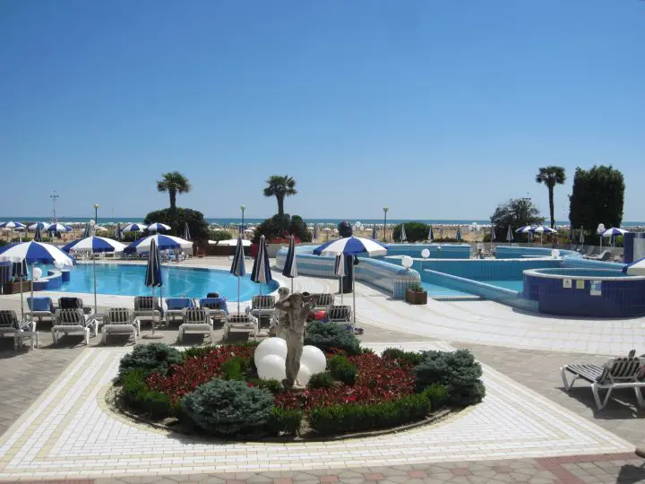 Poollandschaft mit Blick auf den Strand, Hotel Imperial Bibione