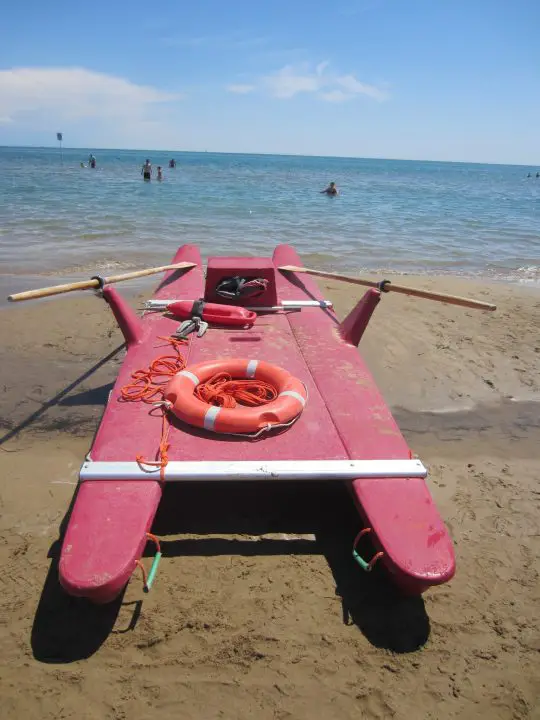 rotes Rettungsboot am Strand von Bibione