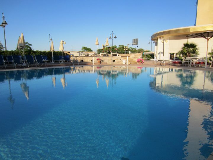 Ein großer Pool lädt zum Schwimmen ein - Ricci Hotel Valverde