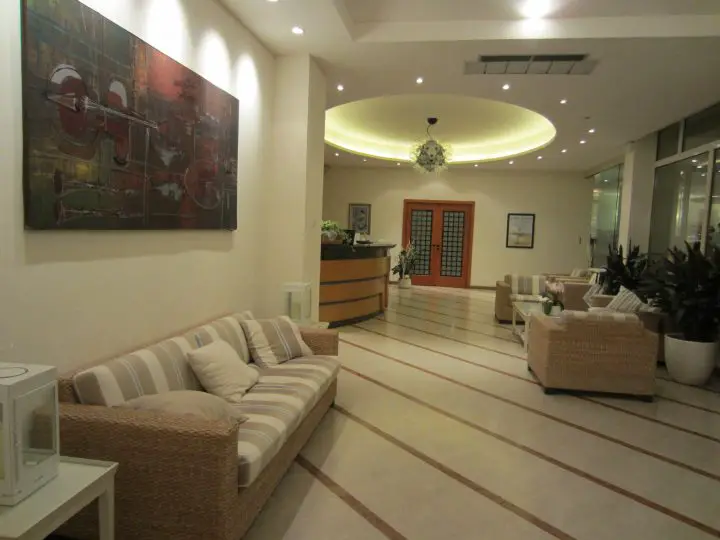 Gemütliche Rezeption und Lobby im Ricci Hotel Valverde in Cesenatico