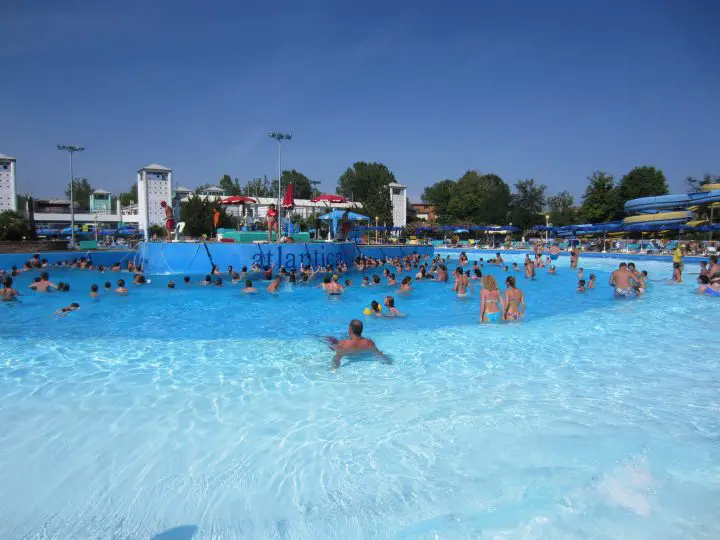 Großer Pool im Wasserpark Atlantica in Cesenatico