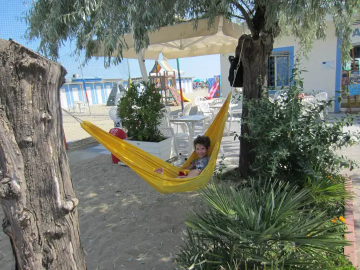 Spielplatz und Hängematte am Strand des Ricci Hotels Valverde in Cesenatico