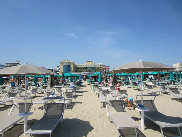 Der Strand von Cesenatico Valverde mit Blick auf das Ricci Hotel Valverde