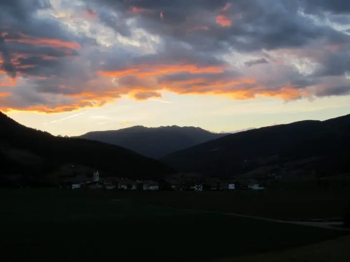 Sonnenuntergang im Pustertal in Südtirol, Blick vom Färberhof