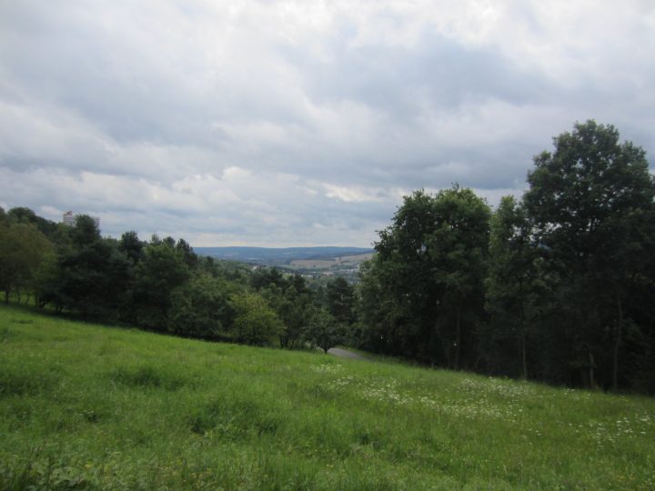 Umgeben von sanften Hügeln, Wald und Wiesen: Rotenburg an der Fulda