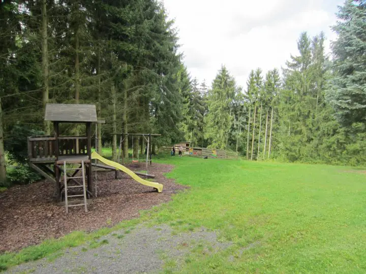 Waldspielplatz bei der Rodenberg Alm bei Rotenburg an der Fulda