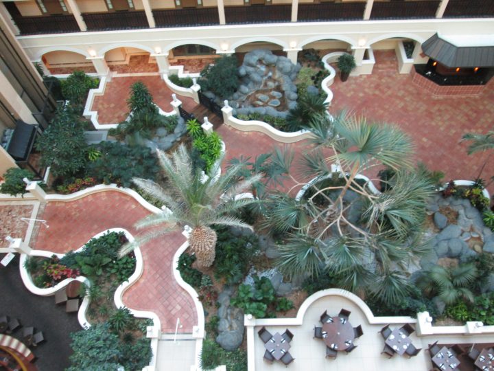 Im Atrium des Sheraton Suites Airport Hotels in Tampa, Florida: Palmen, Wasserspiele und ein Restaurant