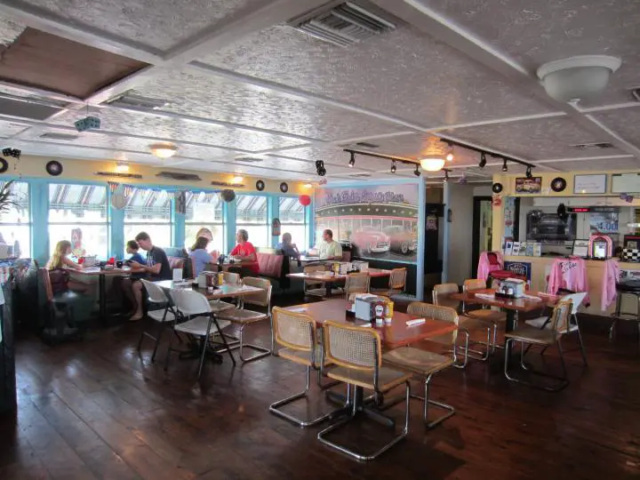 50er Jahre Look in Kens Cedar Keyside Diner in Cedar Key, Florida