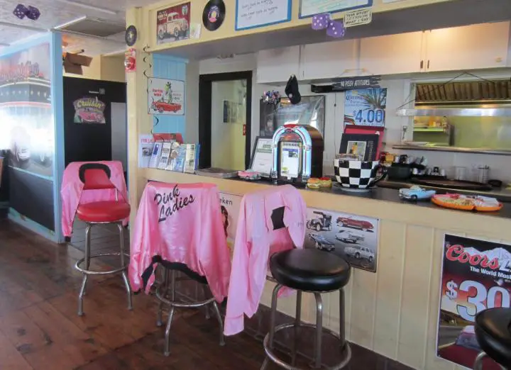Pink Ladies im Kens Cedar Keyside Diner in Cedar Key, Florida
