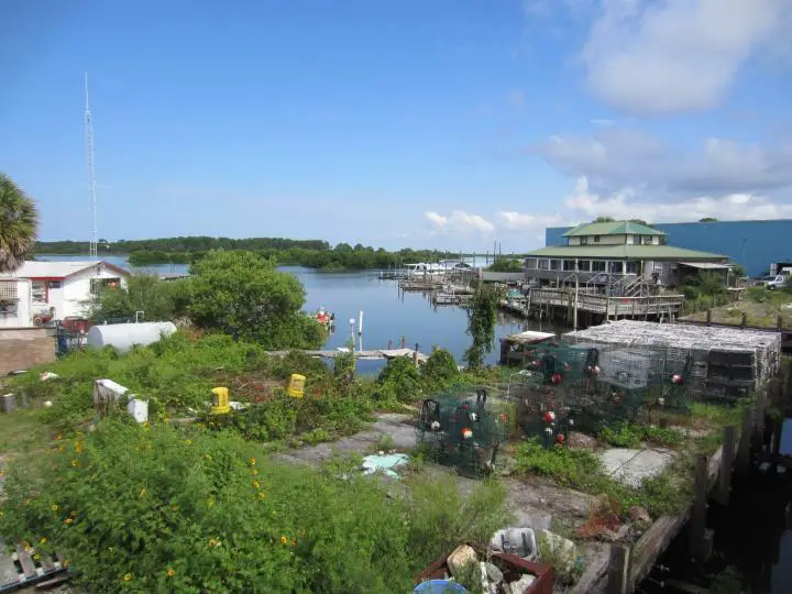 Fischeretze und Reusen gehören zum typischen Strassenbild von Cedar Key, Florida
