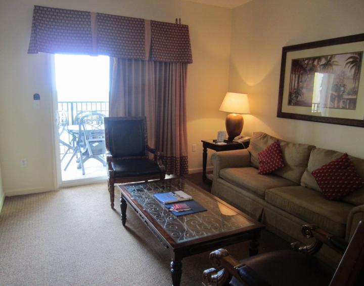 Der Wohnbereich mit angrenzendem Balkon im Lake Buena Vista Resort Village and Spa, Orlando, Florida