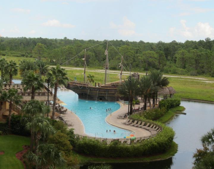 Blick von unserem Balkon auf den Piratenpool im Lake Buena Vista Village Resort & Spa in Orlando, Florida