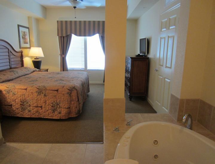 Ein Whirlpool mitten im Zimmer des Lake Buena Vista Village Resort & Spa in Orlando