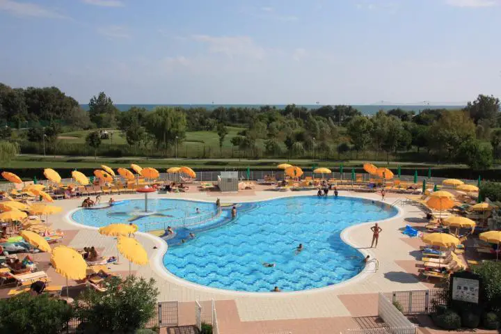 Aussicht vom Zimmer des Hotel Maregolf in Caorle auf den Golfplatz, den Pool und das Meer