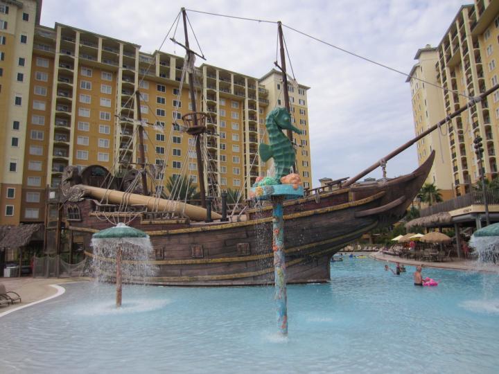 Der Piratenpool mit Tiki-Bar gleich nebenan im Lake Buena Vista Resort Village and Spa in Orlando, Florida