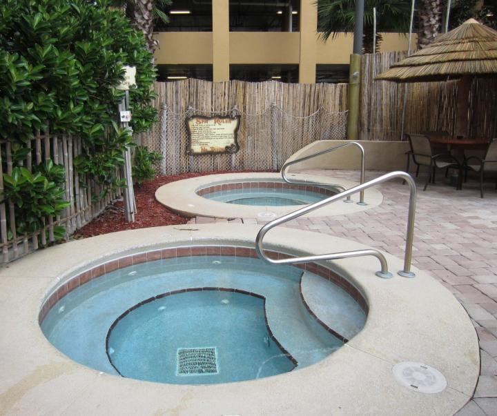 Die Whirlpools gleich neben der Tiki-Bar im Lake Buena Vista Resort Village and Spa in Orlando, Florida