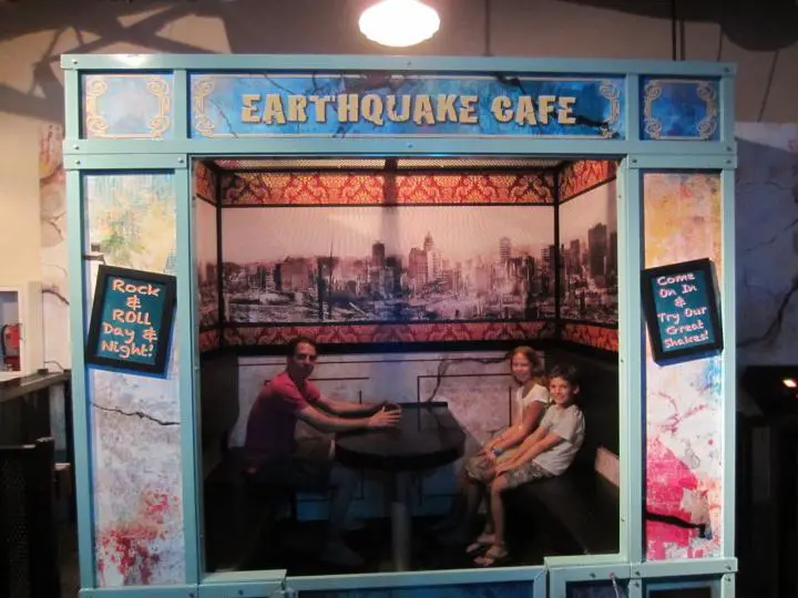 Naturgewalten spüren: Im Earthquake Cafe in Wonderworks, Orlando, Florida
