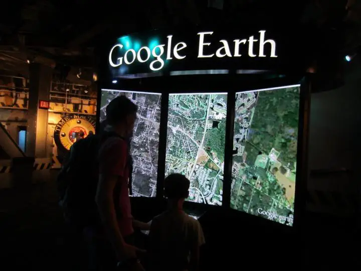Mit Google Earth die Welt erforschen in Wonderworks, Orlando, Florida