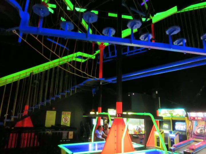 Kletterparcours in Neonfarben in Wonderworks, Orlando, Florida