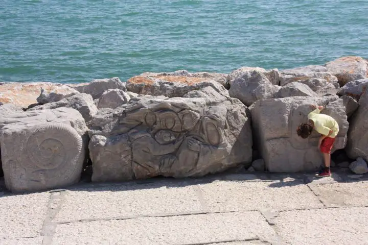 Verzierte Steinbrocken an der Uferpromenade von Caorle