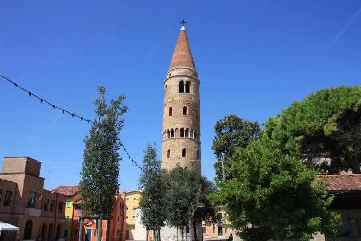Der Glockenturm von Caorle, Italien