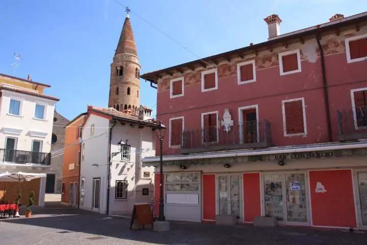 Blick auf den Glockenturm, das Wahrzeichen von Caorle, Italien, Adria