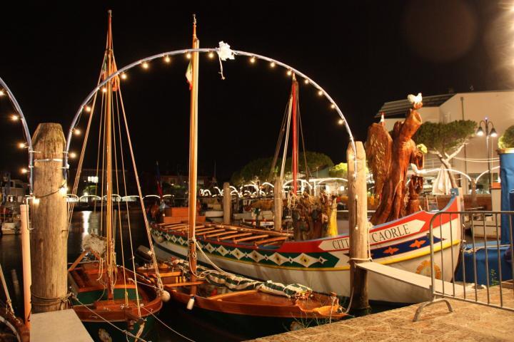 Das prächtige historische Ruderboot "Caorlina Grande" wartet schon auf seinen Einsatz bei der Prozession zu Ehren der Madonna dell'Angelo, Caorle